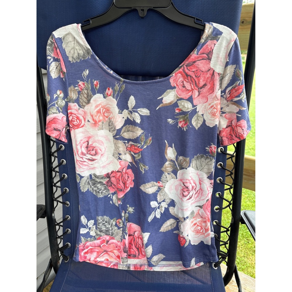 Avery Apparel Company Blue Pink Floral Rose Print Back Keyhole Top Medium
